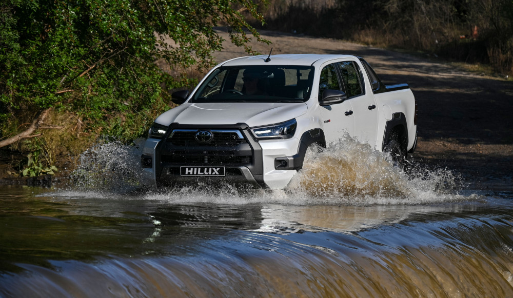 toyota-hilux-legend-vs-isuzu-v-cross