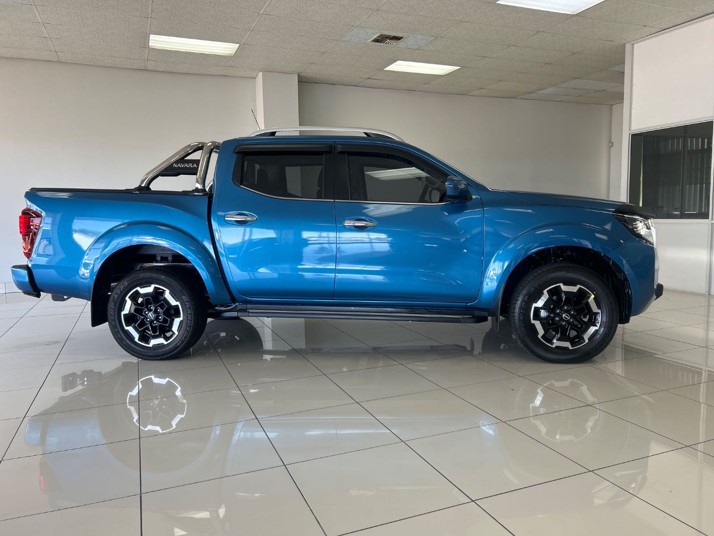 NISSAN NAVARA 2.5D LE 4X2 AT D/C P/U, image 2