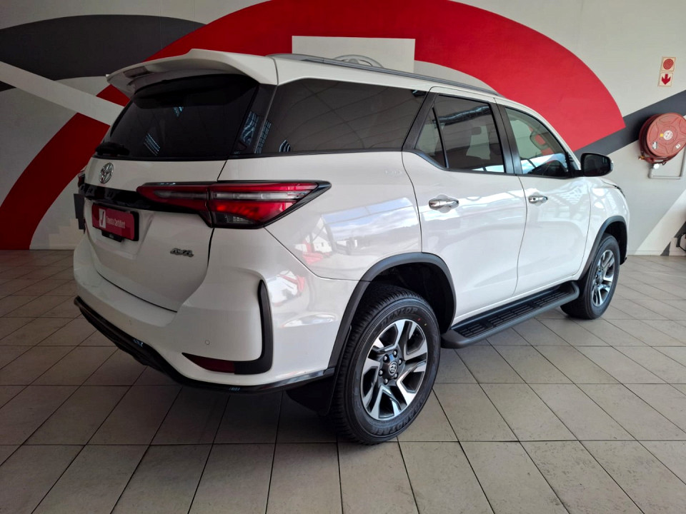 TOYOTA FORTUNER 2.4GD-6 4X4 A/T, image 2