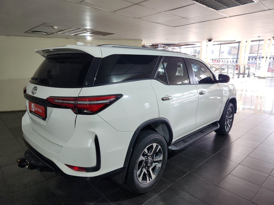 TOYOTA  FORTUNER 2.4GD-6 R/B, image 2