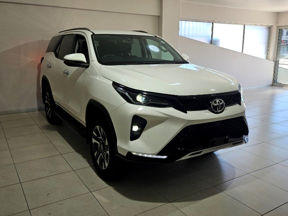 TOYOTA  FORTUNER 2.4GD-6 R/B A/T, image 2