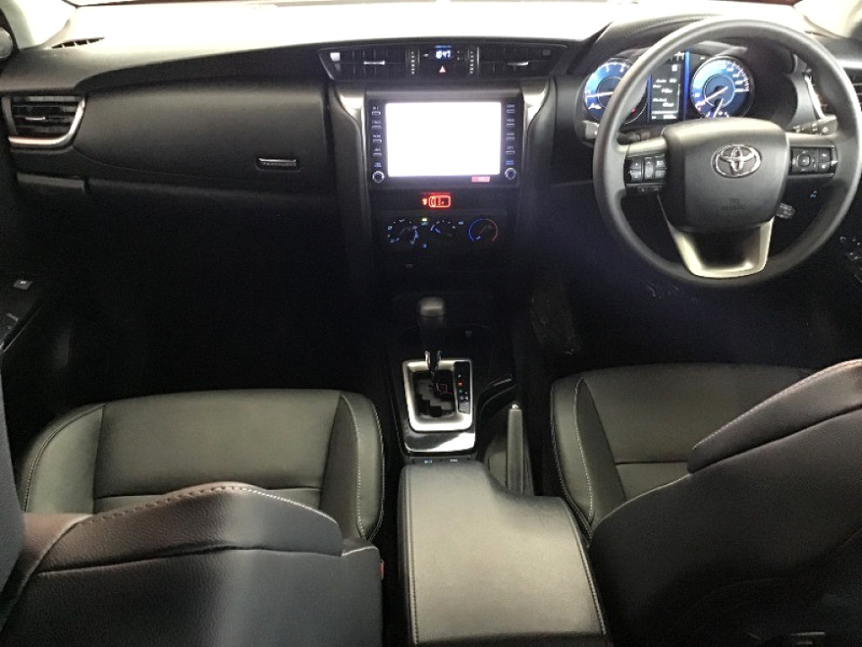 TOYOTA  FORTUNER 2.4GD-6 R/B A/T, image 2