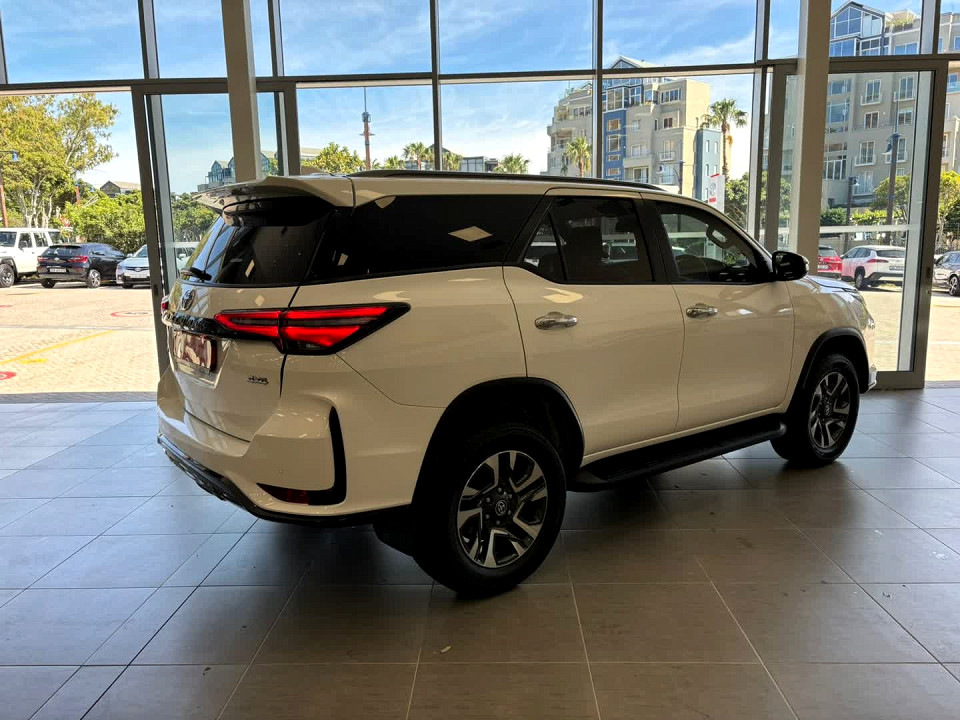 TOYOTA FORTUNER 2.8GD-6 VX A/T, image 2