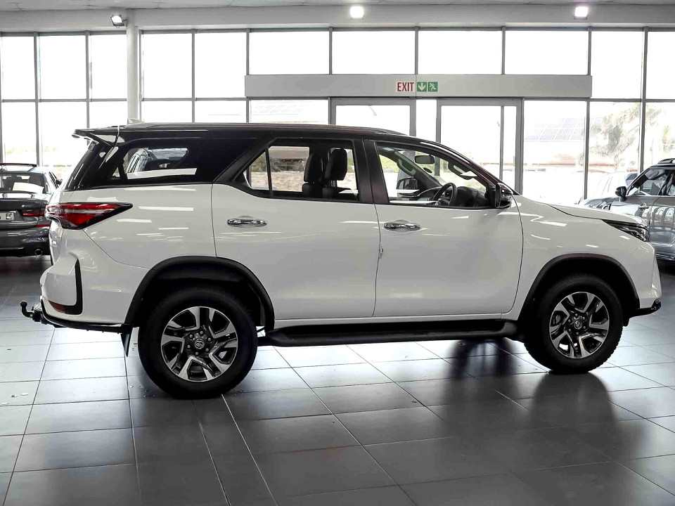TOYOTA  FORTUNER 2.4GD-6 R/B A/T, image 2