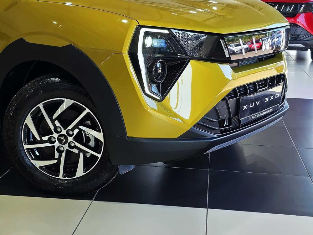 Mahindra XUV3X0 1.2 AX5 MT, image 2