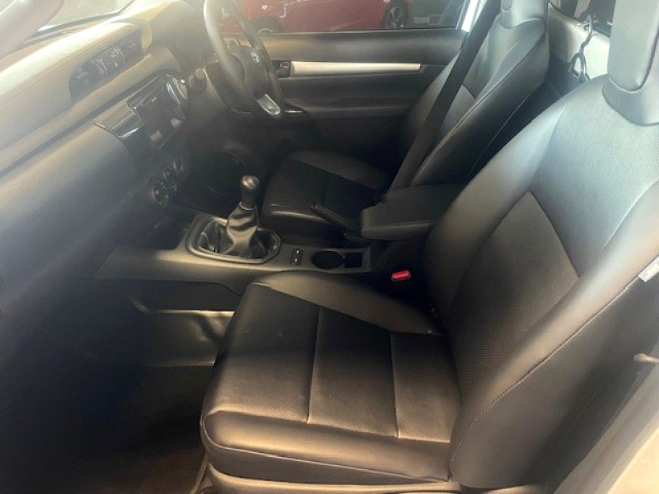 TOYOTA HILUX 2.4 GD-6 RB SR P/U S/C, image 2