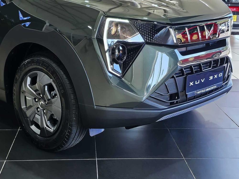 Mahindra XUV3X0 1.2 MX3 AT, image 2