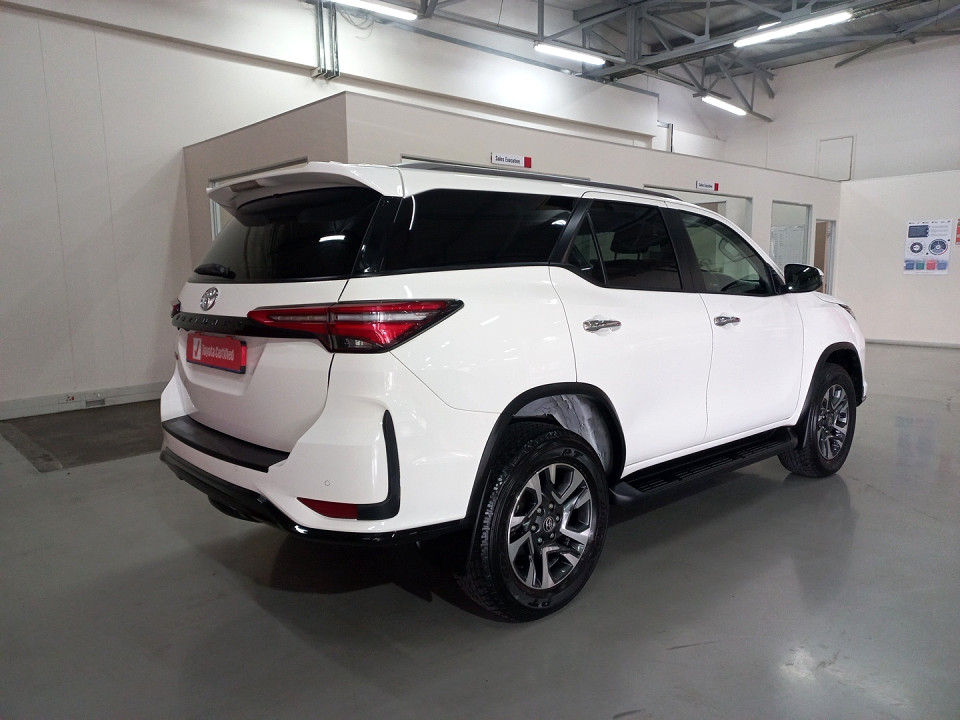 TOYOTA  FORTUNER 2.4GD-6 R/B A/T, image 2