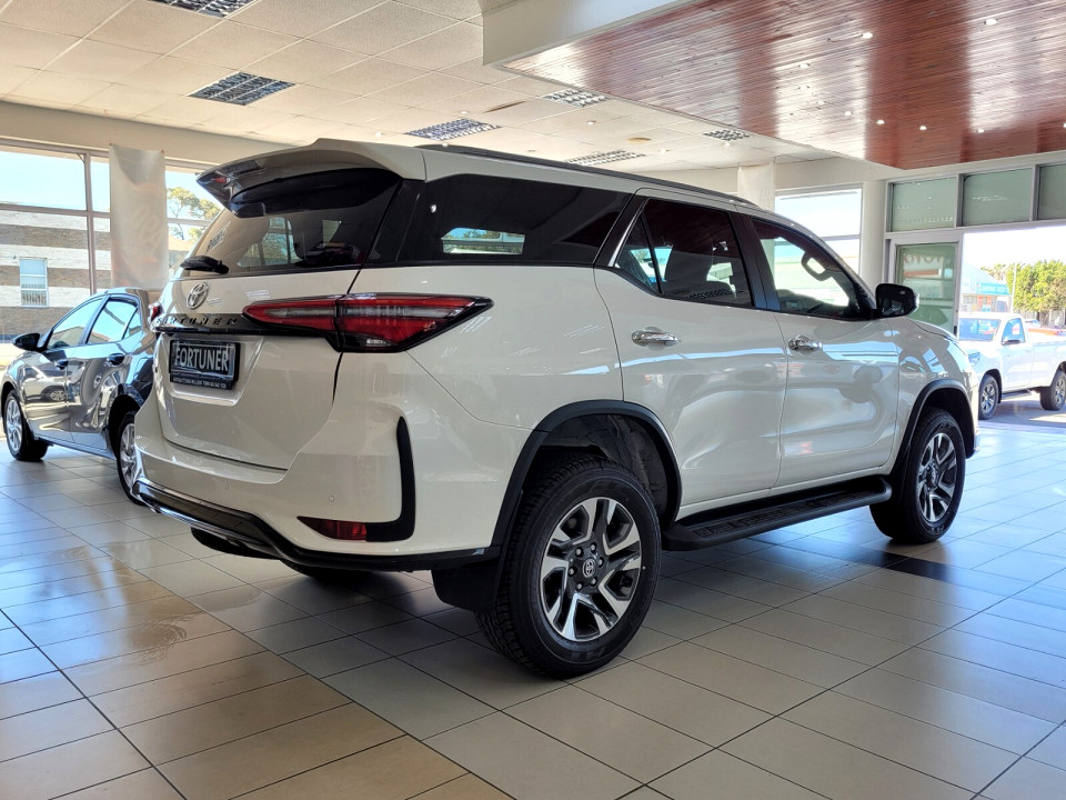TOYOTA  FORTUNER 2.8GD-6 R/B A/T, image 2