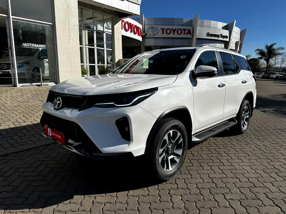 TOYOTA  FORTUNER 2.4GD-6 R/B A/T, image 2