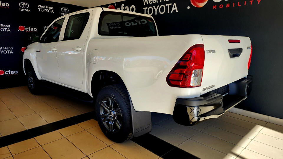 Toyota Hilux Double Cab  2.4GD6 4X4 Raider MT, image 2