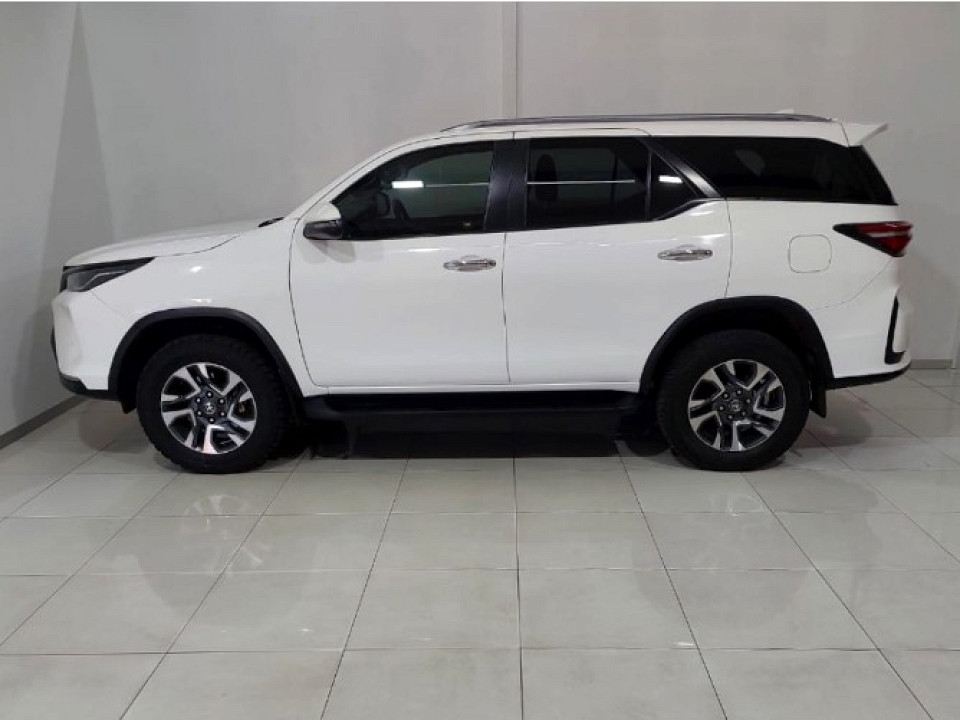 TOYOTA  FORTUNER 2.4GD-6 R/B A/T, image 2