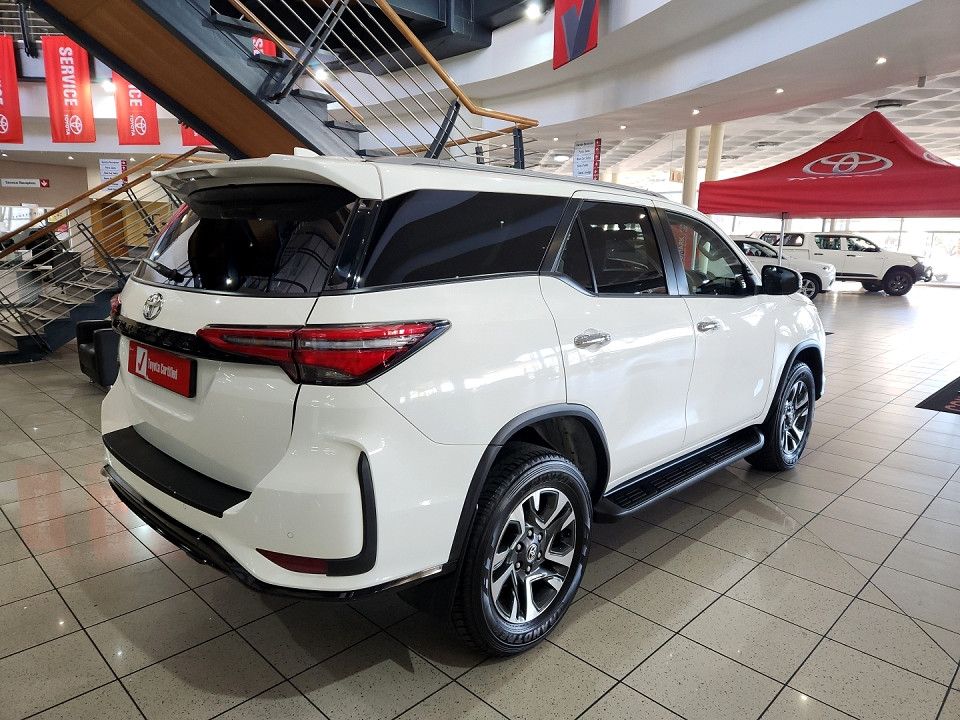 TOYOTA  FORTUNER 2.4GD-6 R/B A/T, image 2