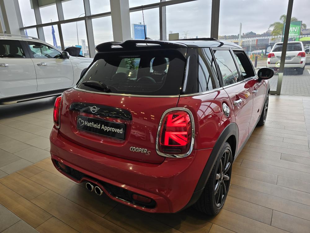 MINI Cooper S Hatch 5-door Auto, image 2