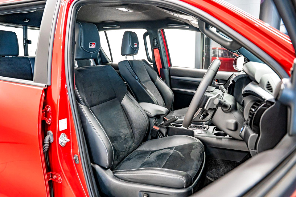 TOYOTA HILUX 2.8 GD-6 GR-S 4X4 A/T P/U D/C, image 2