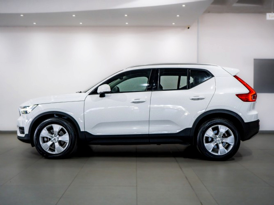 VOLVO XC40 D4 MOMENTUM AWD GEARTRONIC, image 2