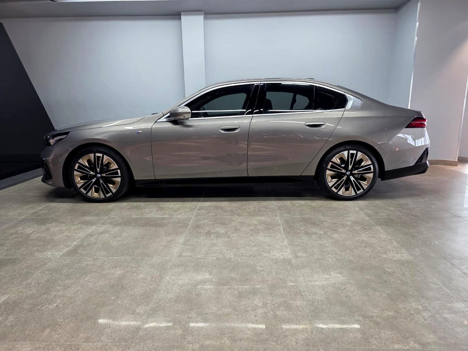 BMW 520d M SPORT, image 2