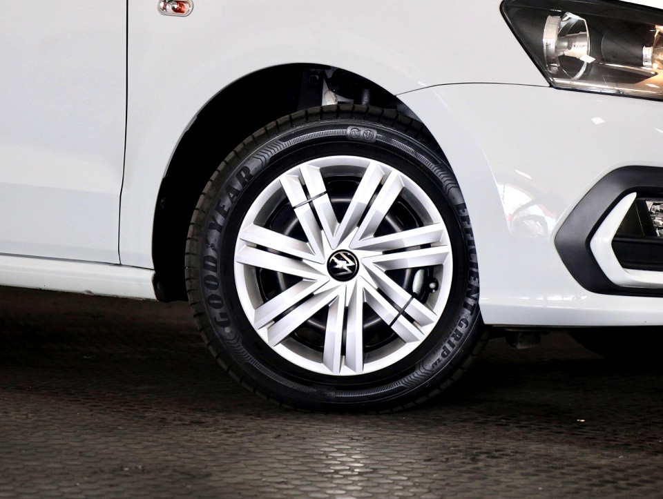 VOLKSWAGEN POLO VIVO 1.4 (5DR), image 2