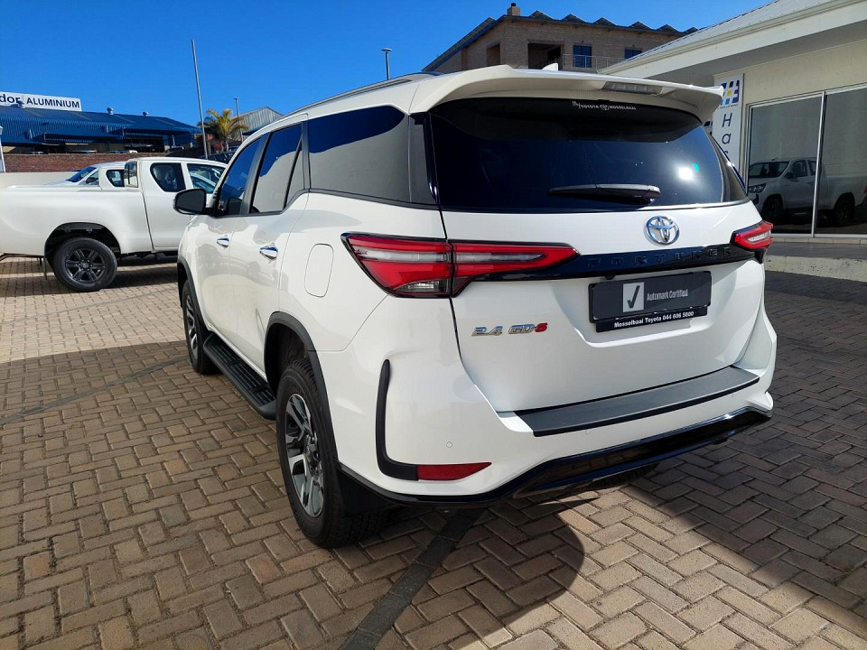 TOYOTA  FORTUNER 2.4GD-6 R/B A/T, image 2