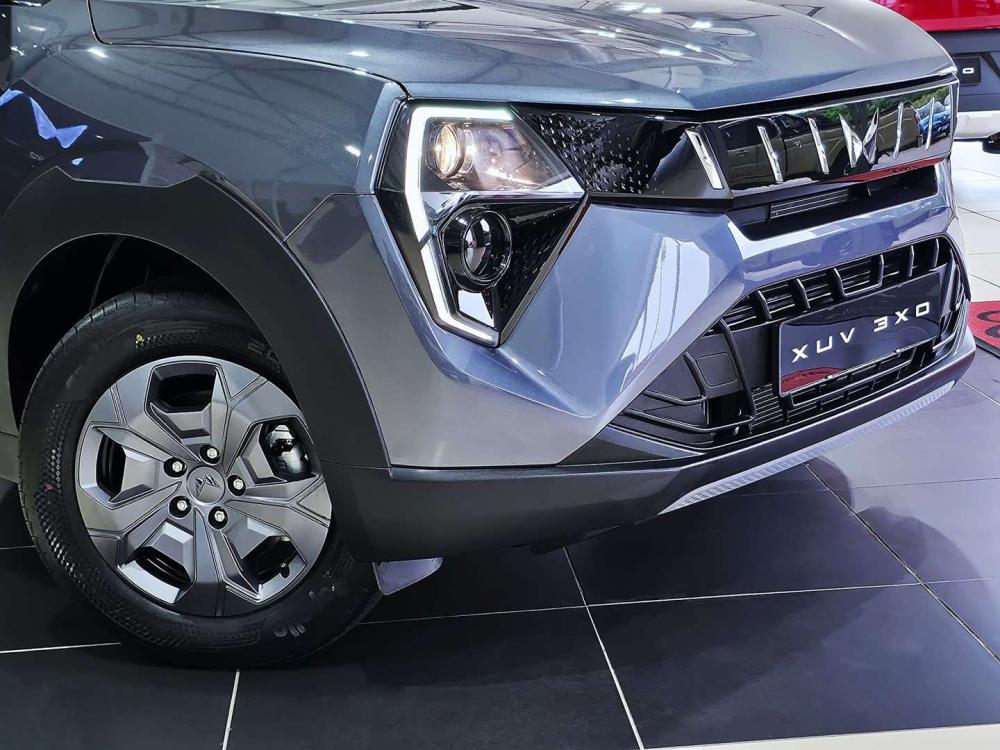 Mahindra XUV3X0 1.2 MX2 AT, image 2