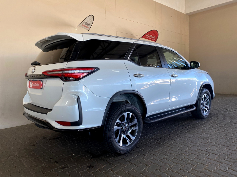 TOYOTA  FORTUNER 2.4GD-6 R/B A/T, image 2