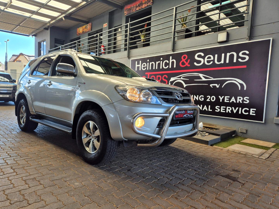 TOYOTA FORTUNER 3.0D-4D RAISED BODY, image 1
