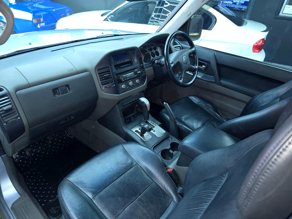 MITSUBISHI PAJERO 3200 DI-D GLS SWB A/T, image 2