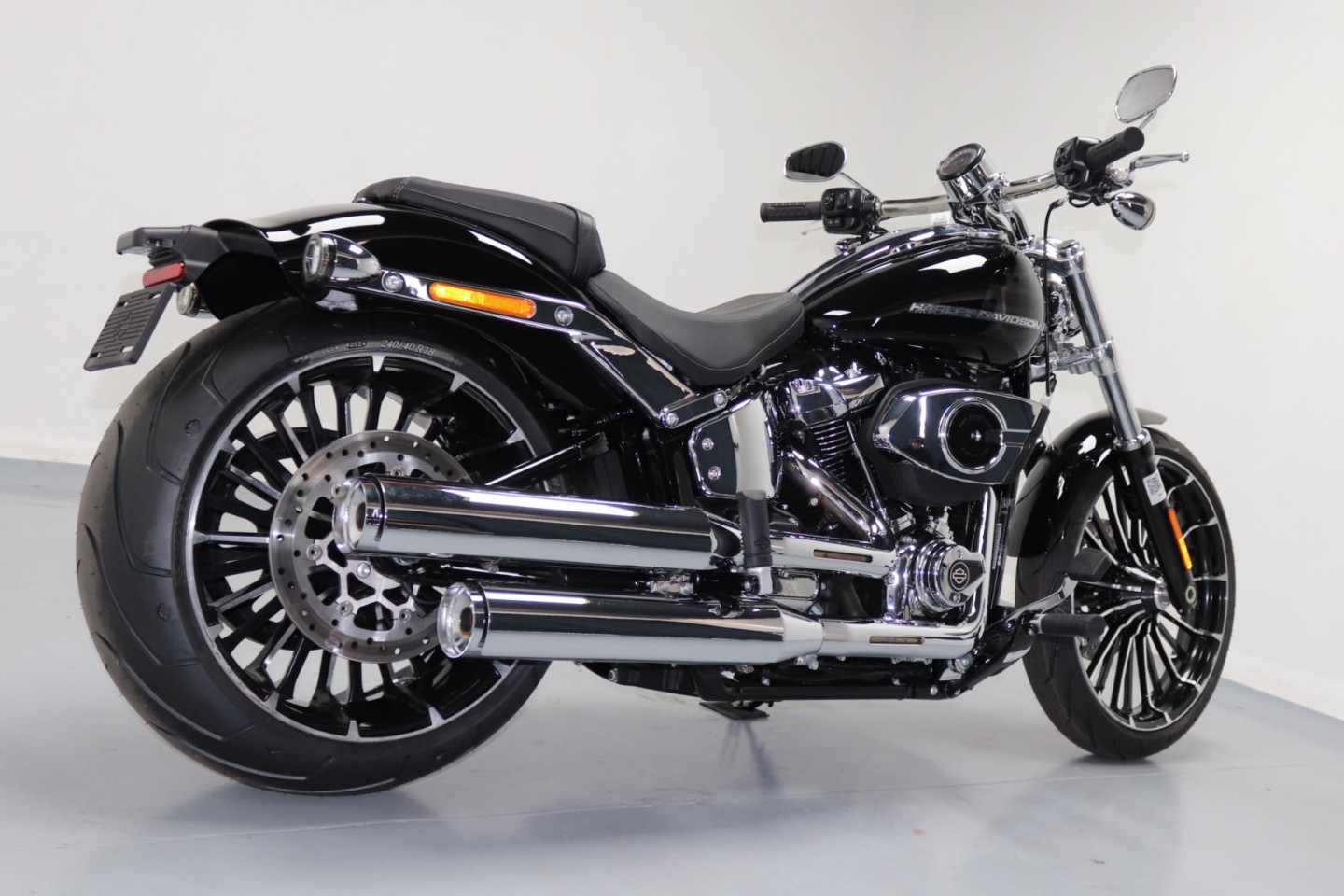 HARLEY DAVIDSON SOFTAIL BREAKOUT 117, image 2