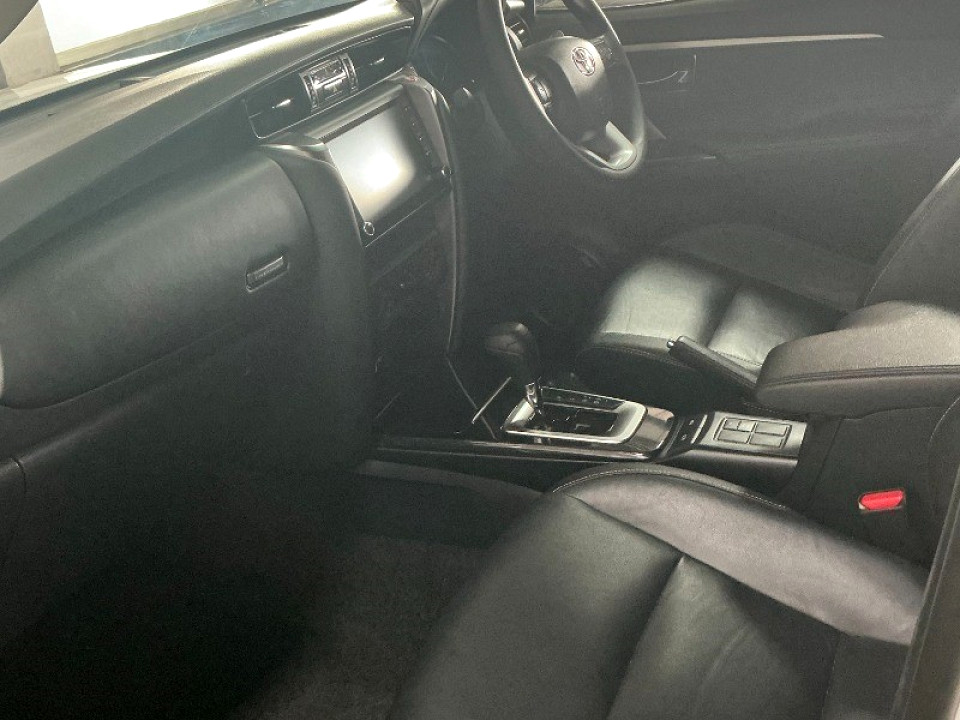 TOYOTA  FORTUNER 2.4GD-6 R/B A/T, image 2