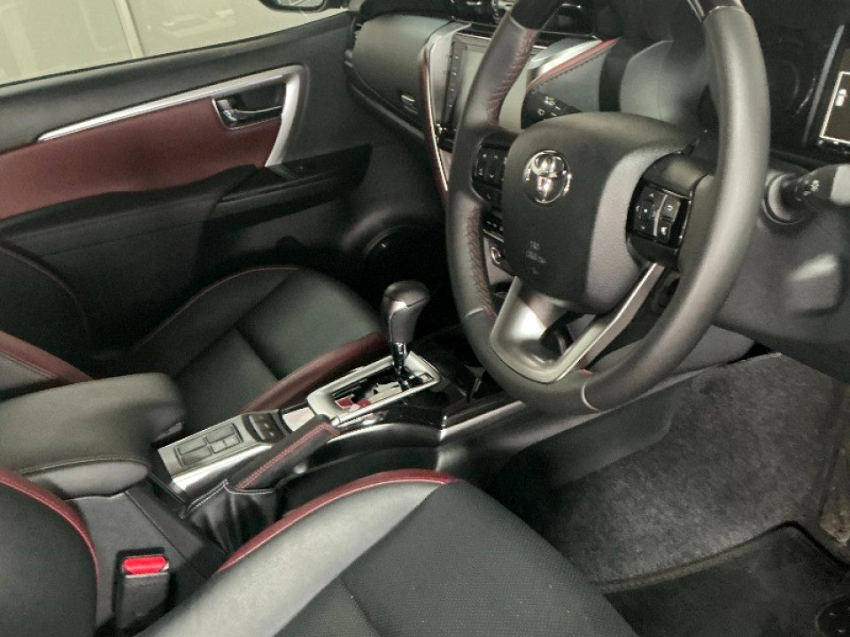TOYOTA  FORTUNER 2.8GD-6 R/B A/T, image 2
