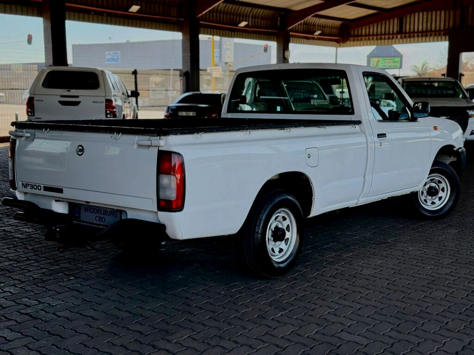 Nissan NP300 Hardbody 2.0, image 2