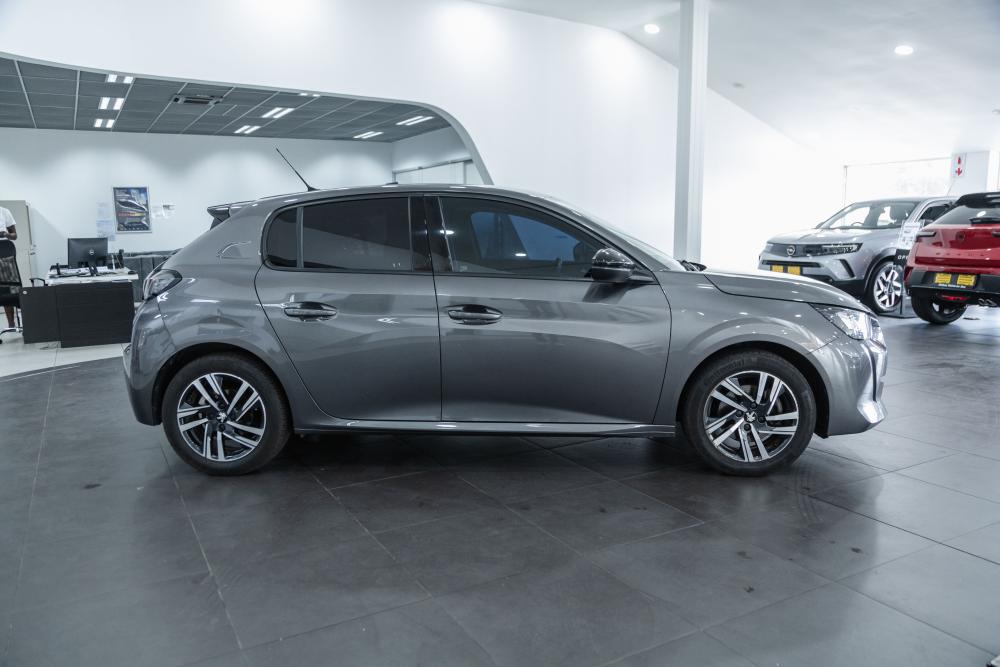 Peugeot 2008 1.2T Allure Auto, image 2