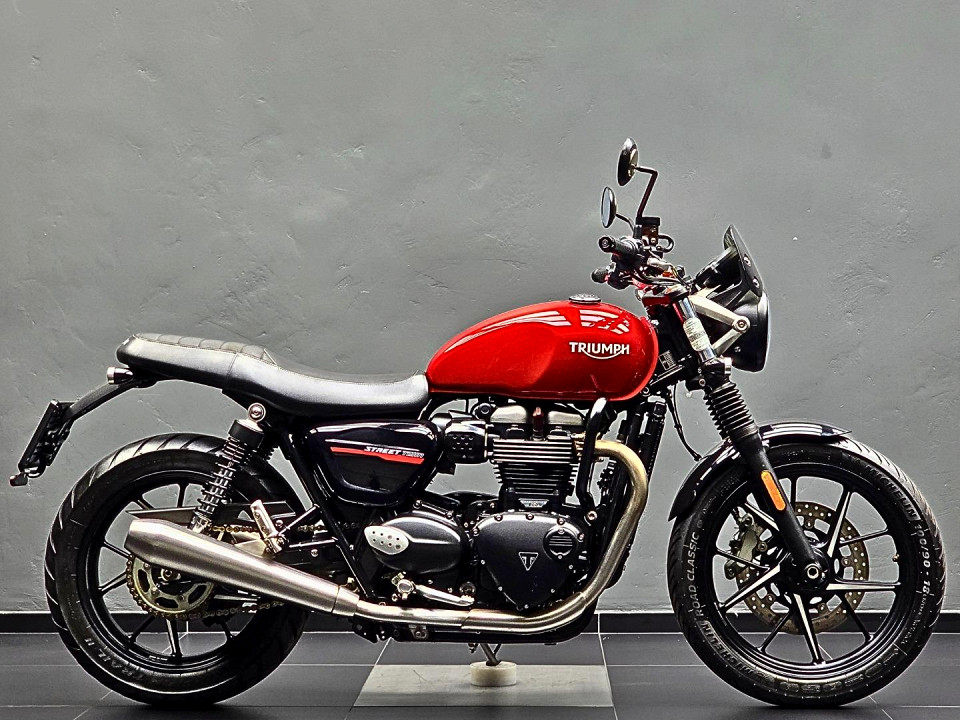 TRIUMPH 900 BONNEVILLE, image 2