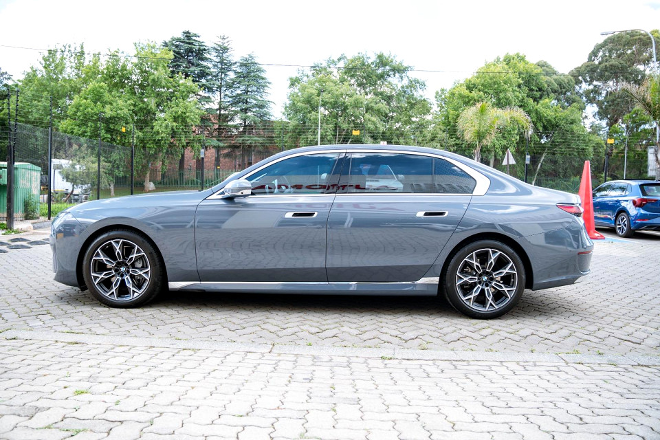 BMW 740i DESIGN PURE EXCELLENCE (G70), image 2