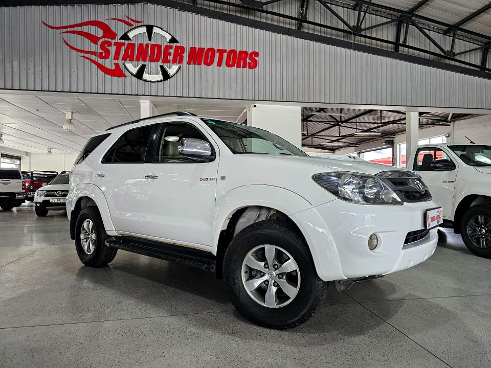 TOYOTA FORTUNER 3.0D-4D RAISED BODY, image 2