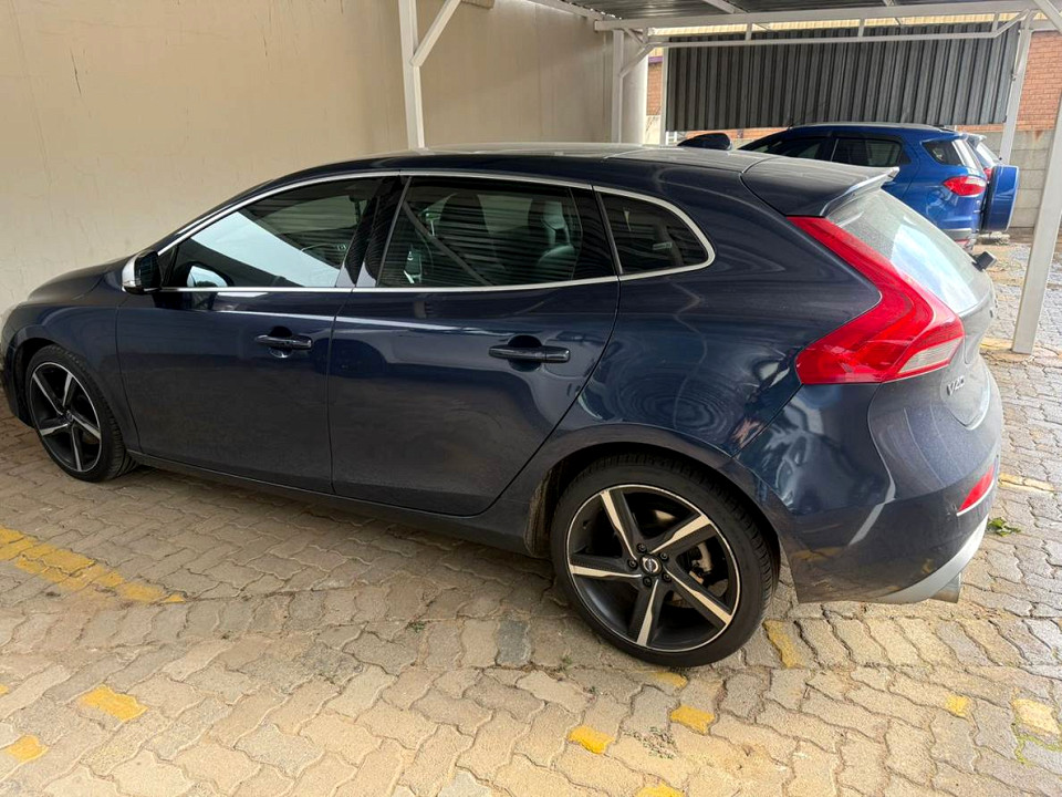 Volvo V40 T3 R-Design, image 2