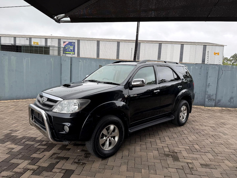 TOYOTA FORTUNER 3.0D-4D 4X4, image 2