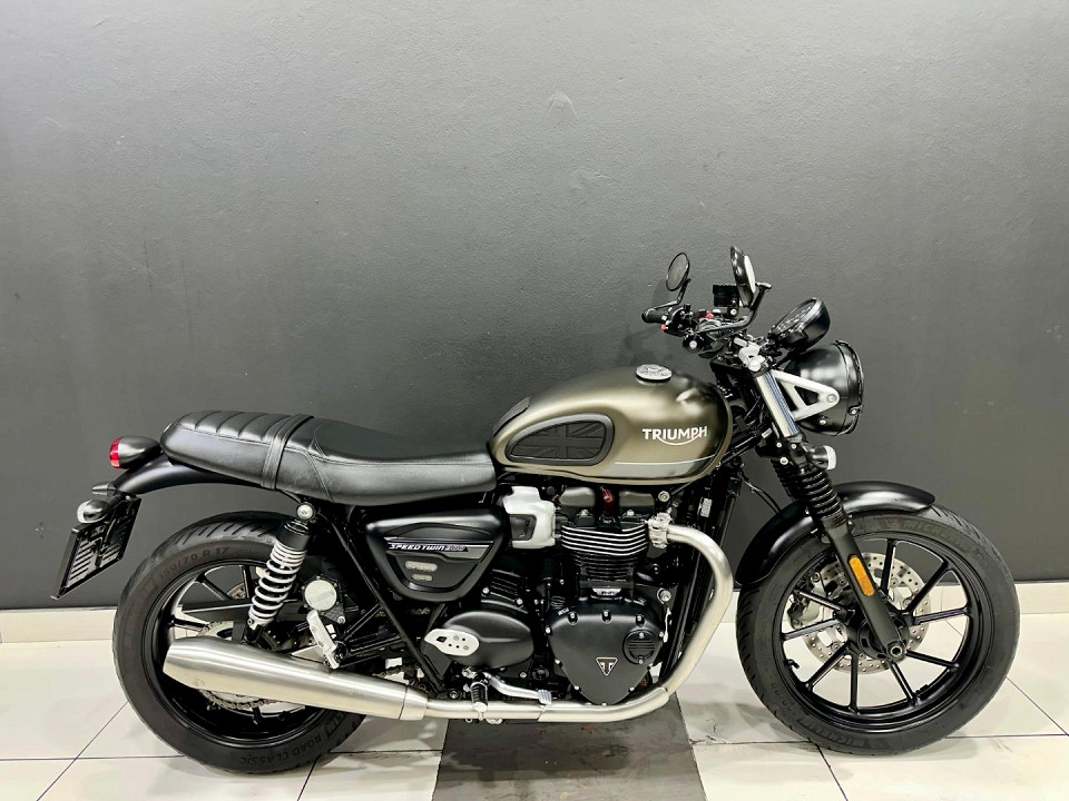 TRIUMPH 900, image 2