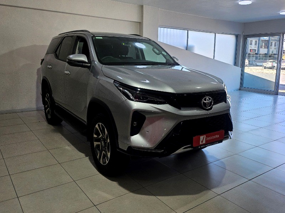 TOYOTA  FORTUNER 2.4GD-6 R/B A/T, image 2
