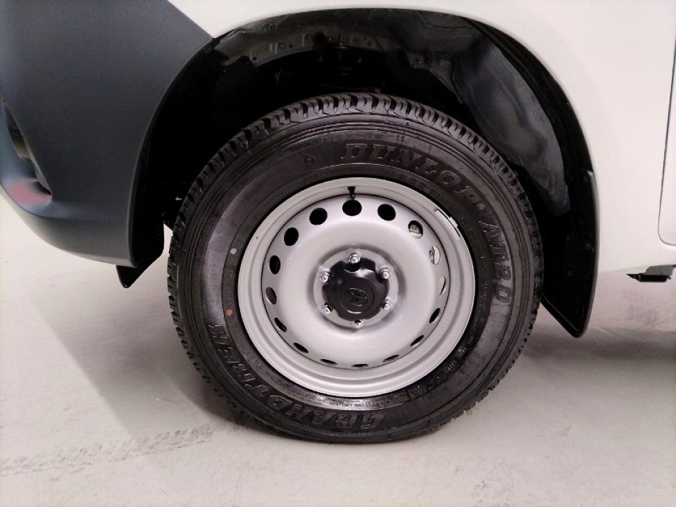 Toyota Hilux Double Cab 2.4GD6 4X4 SR MT, image 2