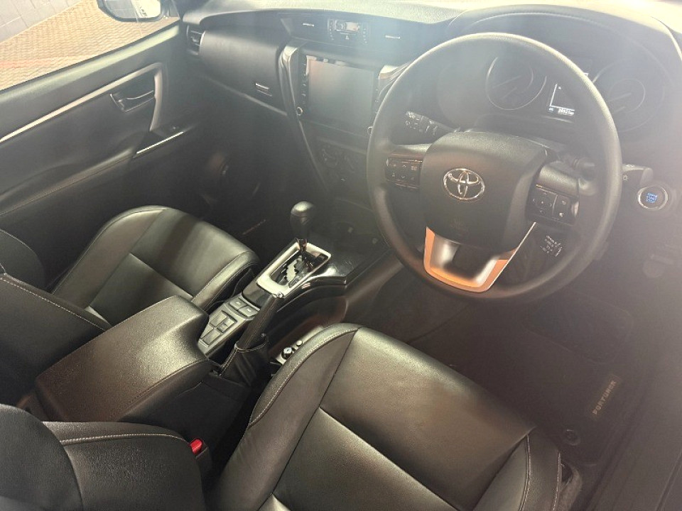 TOYOTA  FORTUNER 2.4GD-6 R/B A/T, image 2
