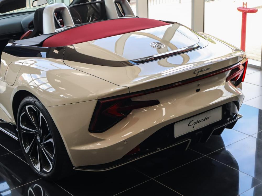 MG Cyberster Dual Motor 4WD Roadster, image 2