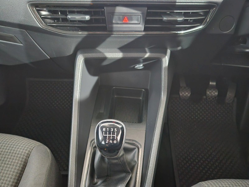 VOLKSWAGEN CADDY KOMBI 1.6i (7 SEAT), image 2