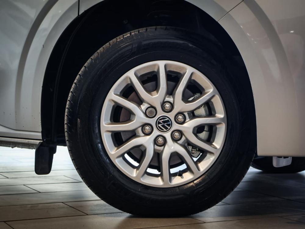 Volkswagen Transporter Kombi Life 2.0 TDI 8-Speed Automatic SWB, image 2