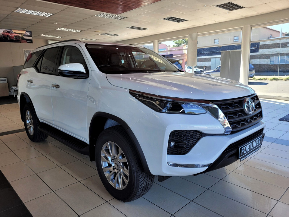 TOYOTA  FORTUNER 2.4GD-6 R/B A/T, image 1