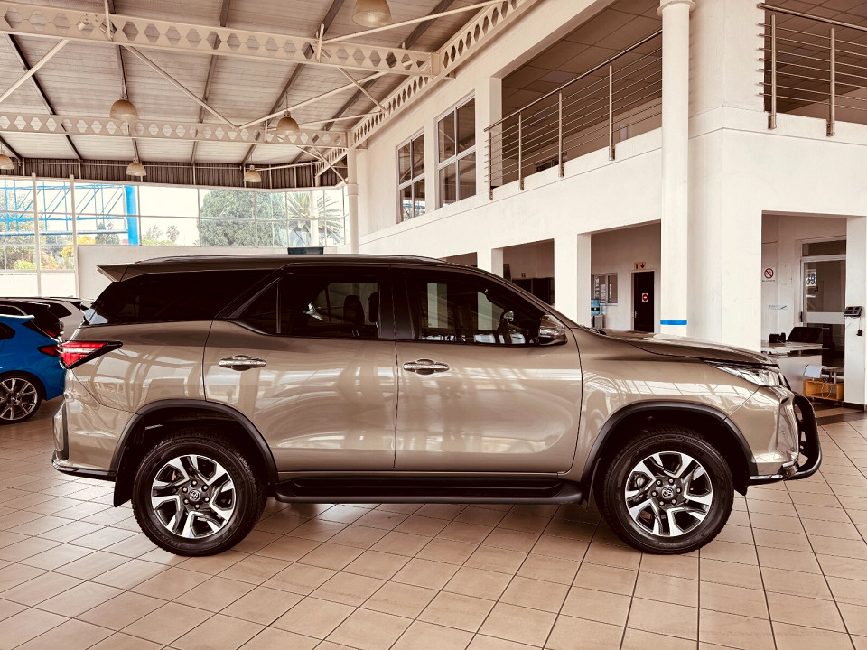 TOYOTA  FORTUNER 2.8GD-6 R/B A/T, image 2