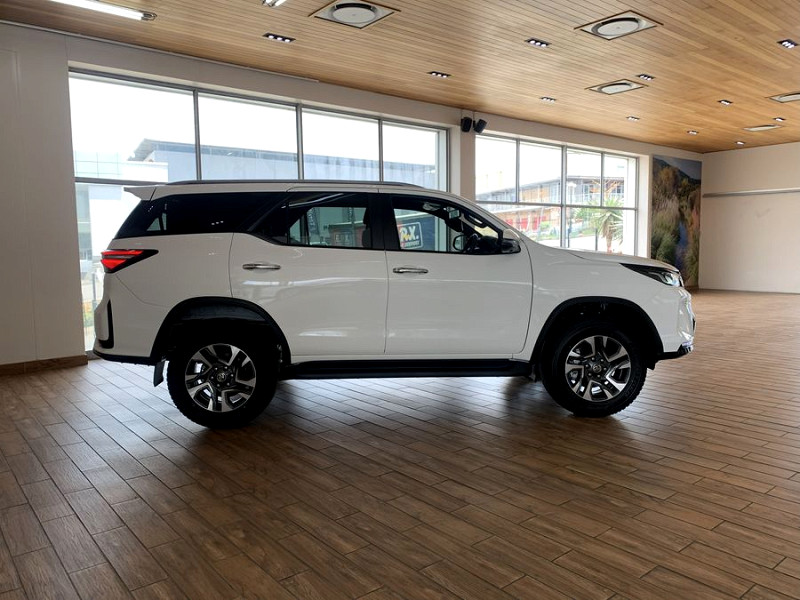 TOYOTA FORTUNER 2.8GD-6 VX A/T, image 2