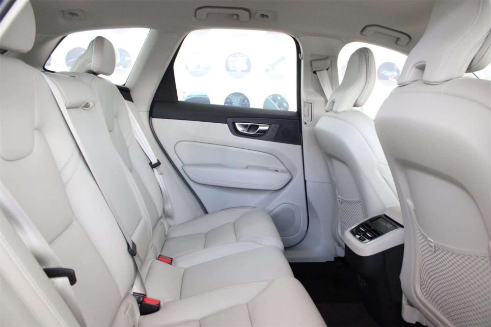 Volvo XC60 B5 MHEV Plus Dark AWD, image 2