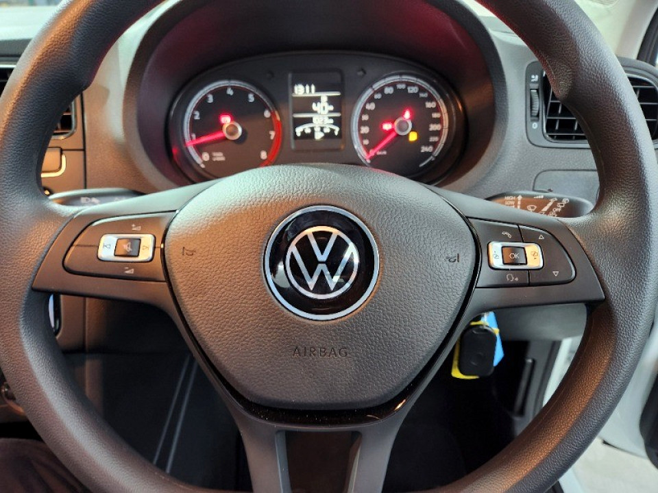 VOLKSWAGEN POLO VIVO 1.4 (5DR), image 2