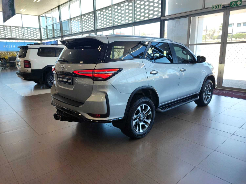 TOYOTA FORTUNER 2.8GD-6 VX A/T, image 2